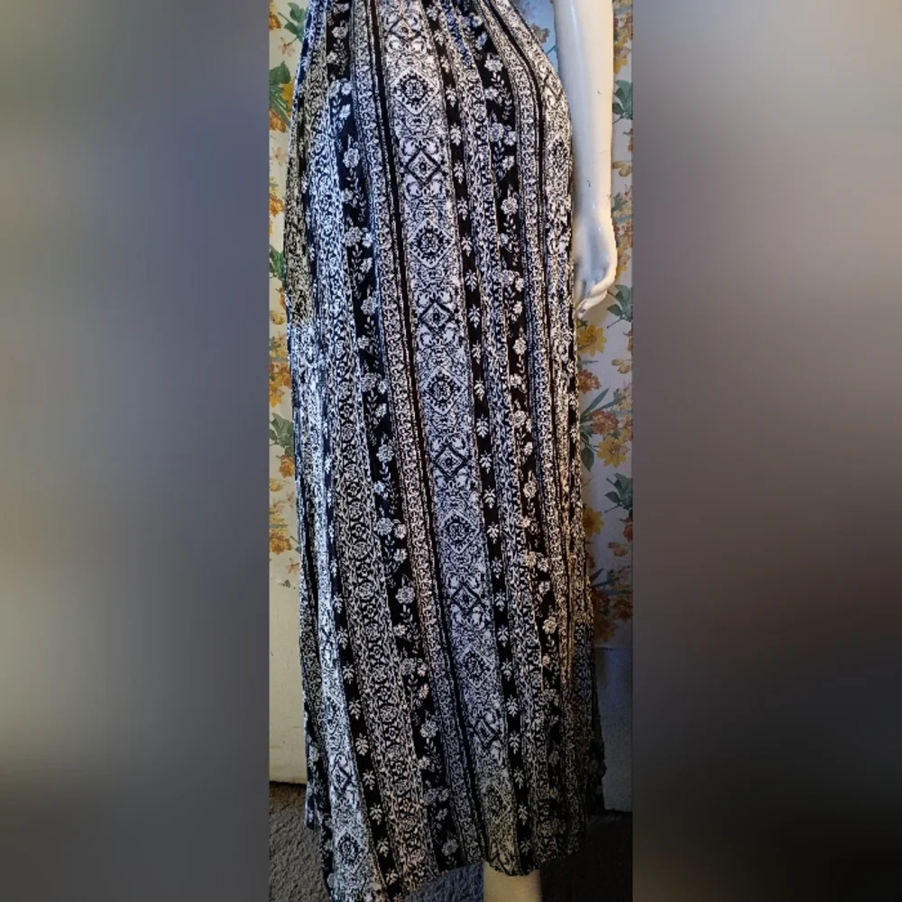 Forever 21 Women's Black and White Floral Pattern Deep V-neck Maxi Dress - Picture 8 of 9